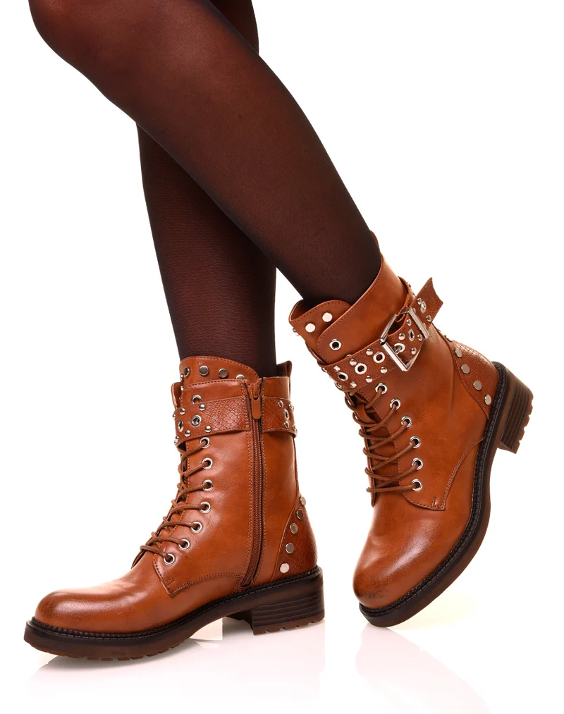 Bottines montantes camelles à sangles et détails cloutés