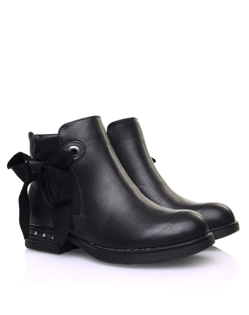 Bottines noires à noeud et oeillets