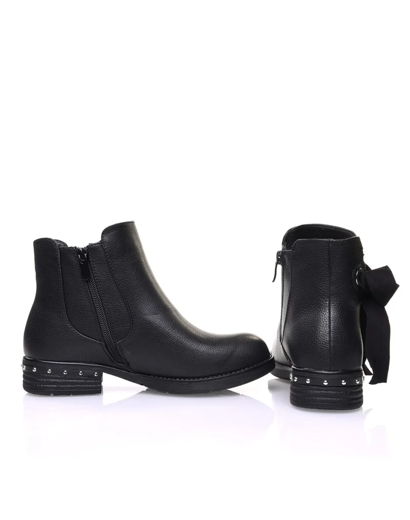 Bottines noires à noeud et oeillets
