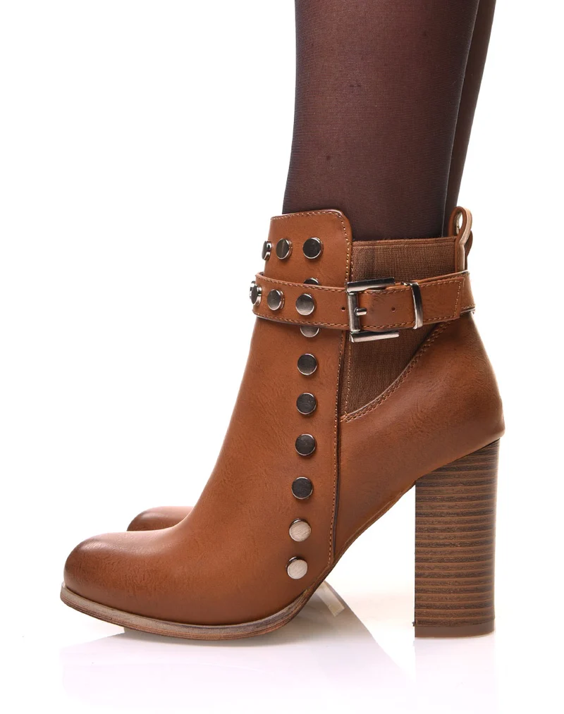Bottines camelles à sangle détails cloutés et talons