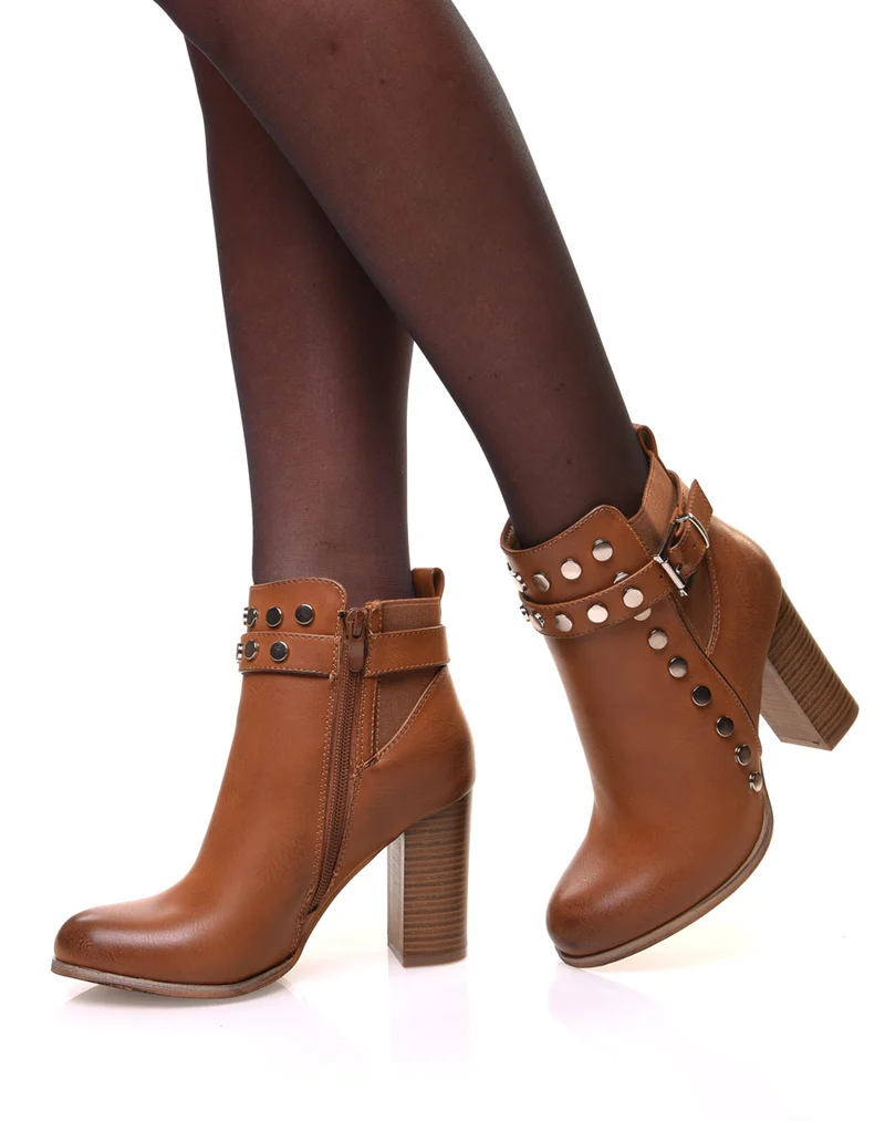 Bottines camelles à sangle détails cloutés et talons