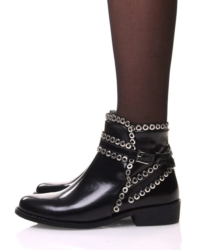 Bottines noires ornées d’œillets
