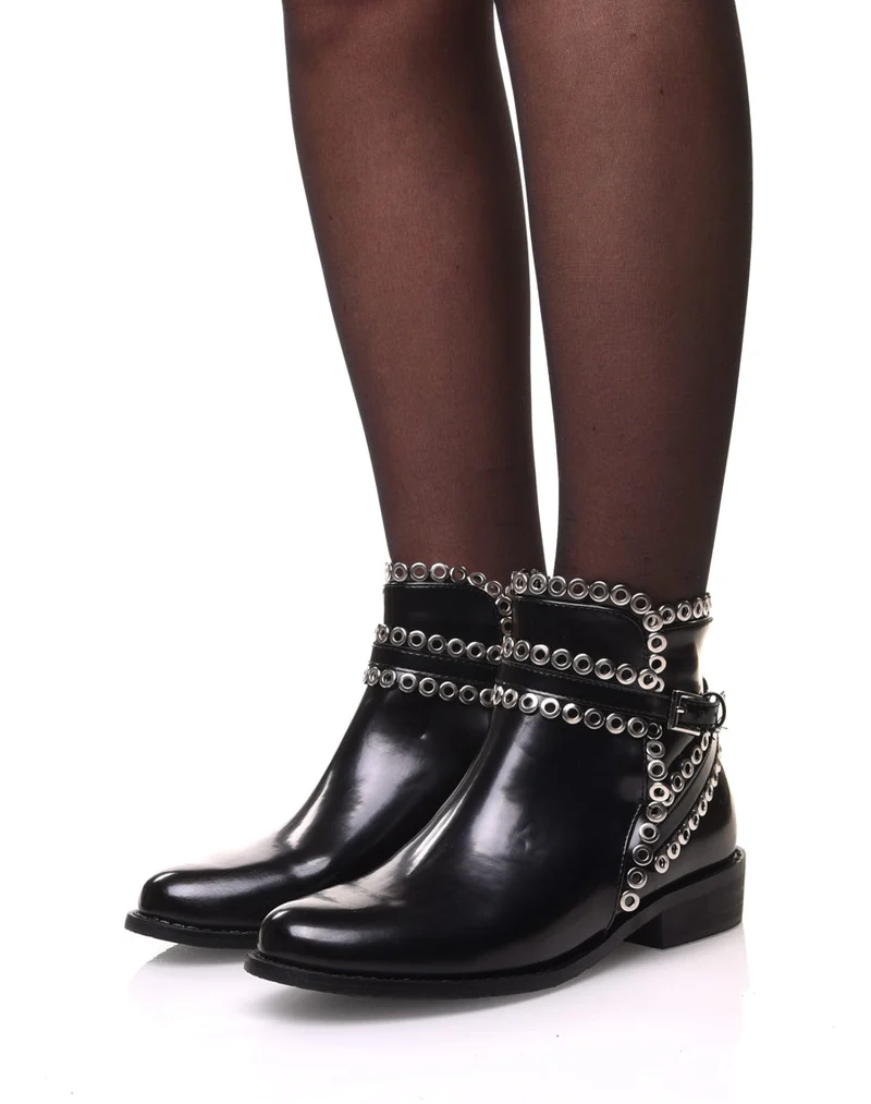 Bottines noires ornées d’œillets