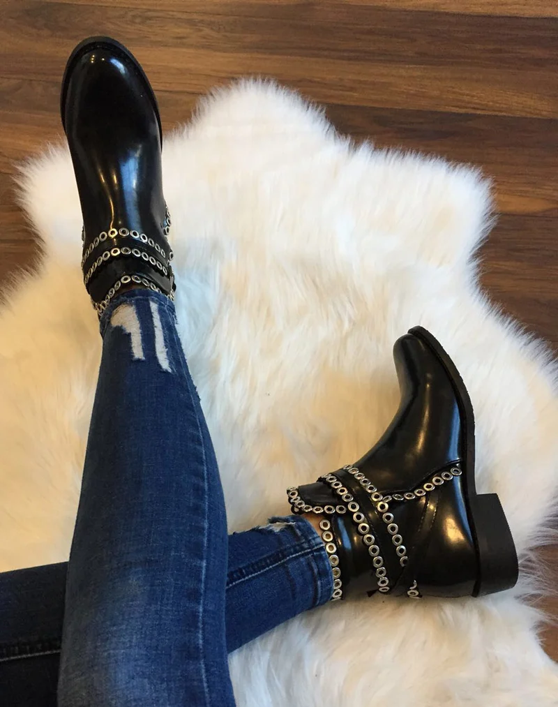 Bottines noires ornées d’œillets