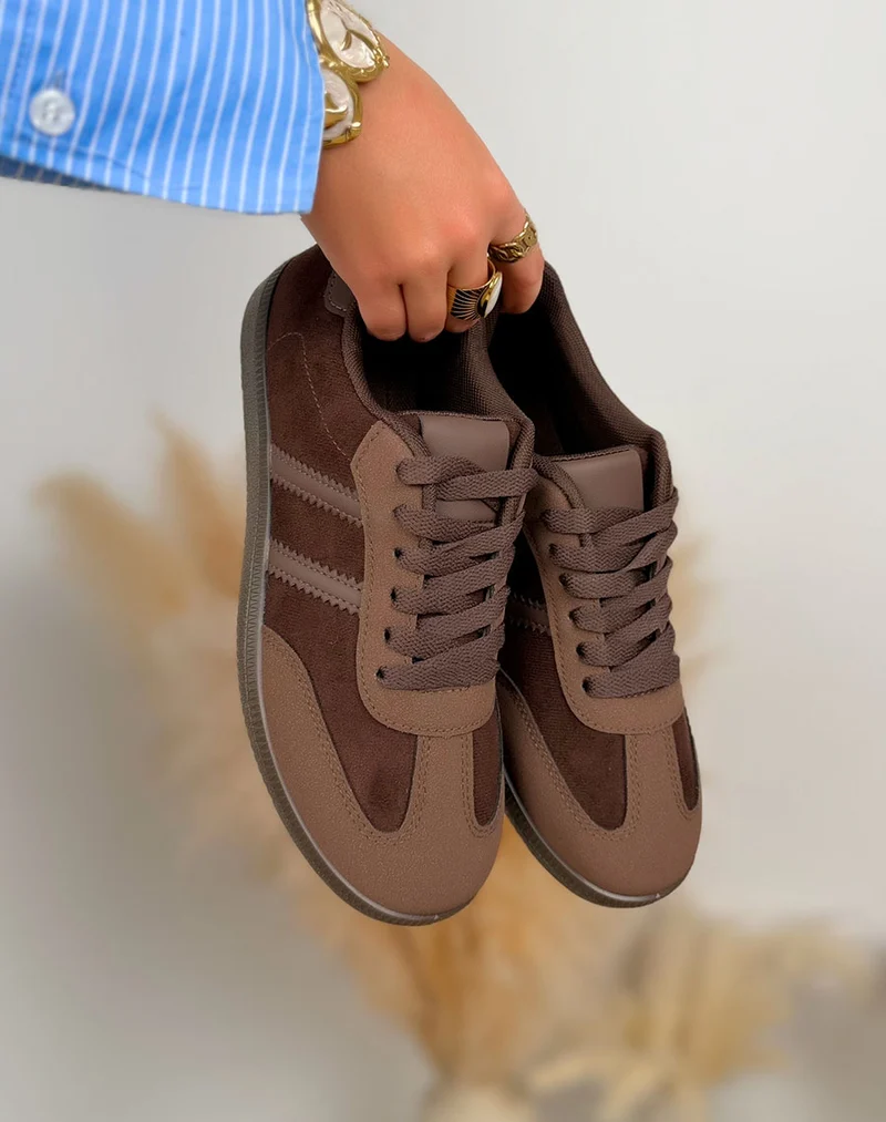 Basket femme marron tendance en suédine avec lacets et bandes
