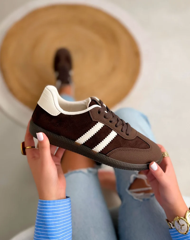 Basket femme marron tendance avec empiècements suédine et bandes beige