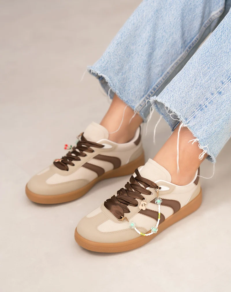 Basket femme beige tendance à rayures marron avec chaîne perles décorative