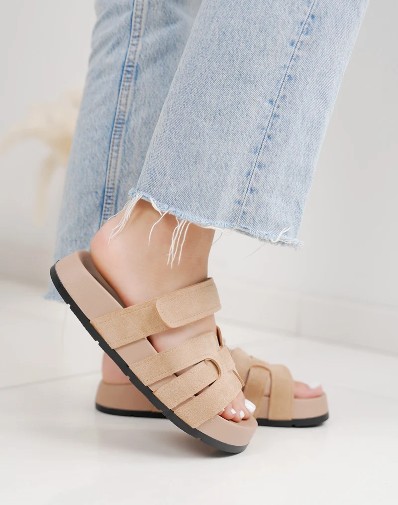 Mules femme beiges tendance en suédine à brides croisées et scratch confortable
