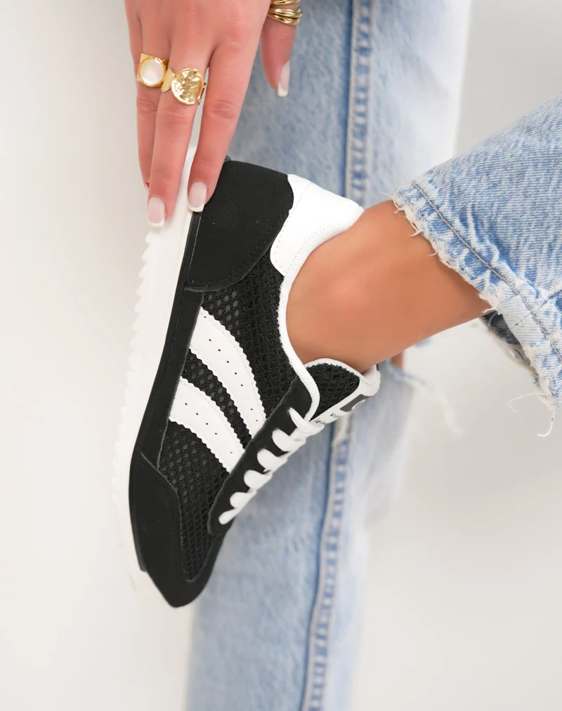 Basket femme noire tendance à empiècements blancs style rétro chic