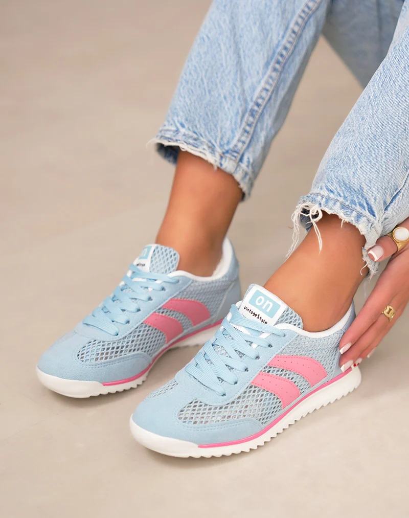Basket femme bleue tendance à empiècements roses style sport chic