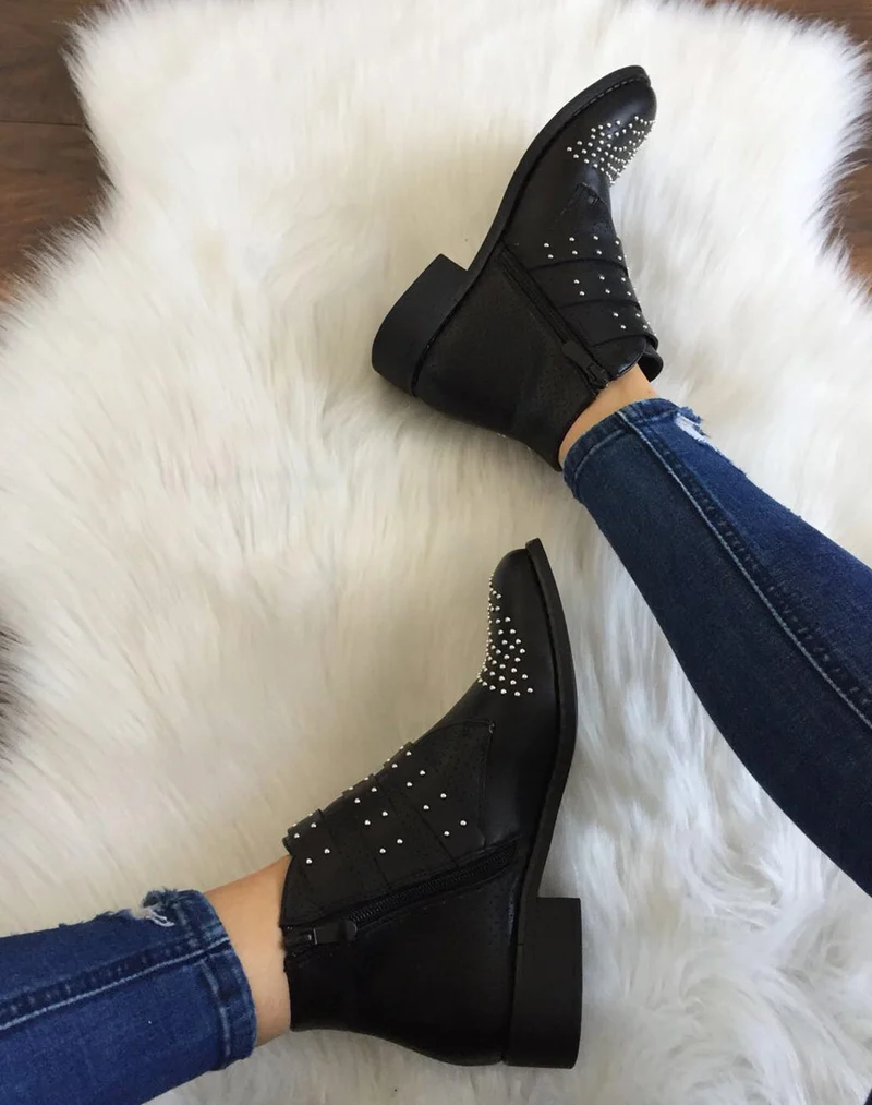 Bottines noires cloutées