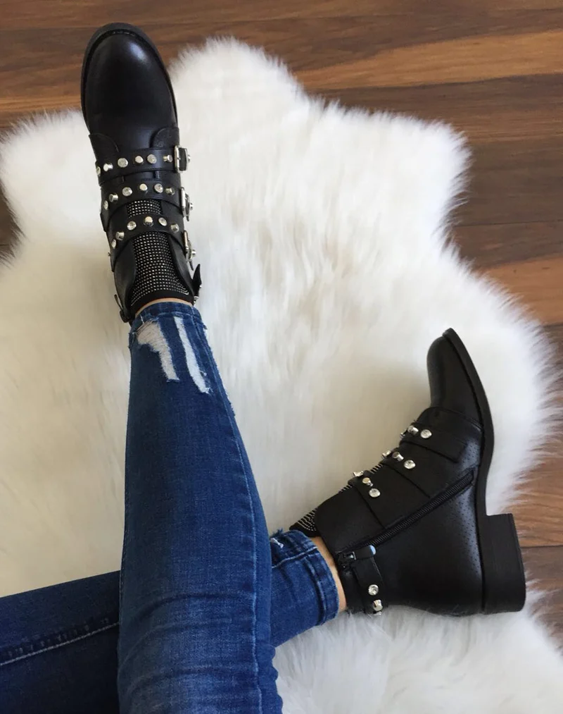 Bottines noires cloutées avec des strass