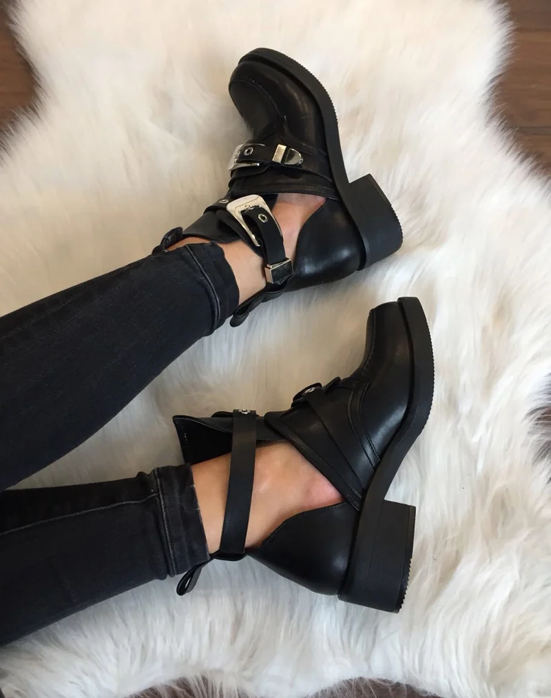 Bottines noires plates ajourées avec sangles