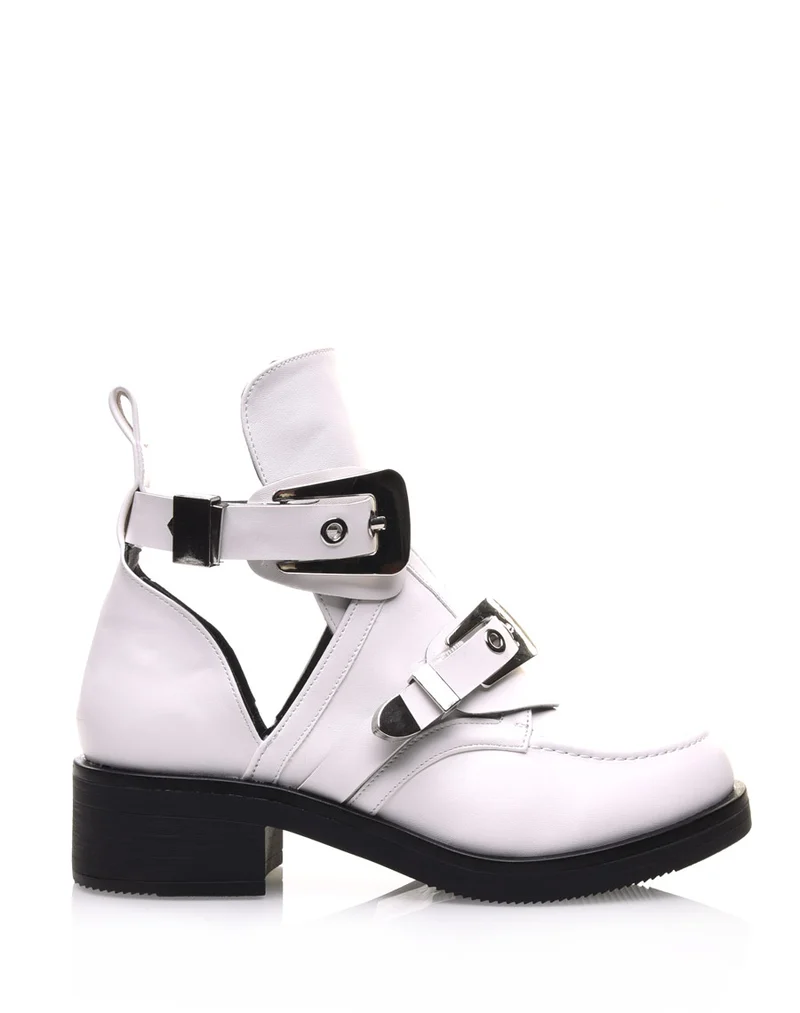 Bottines blanches plates ajourées avec sangles