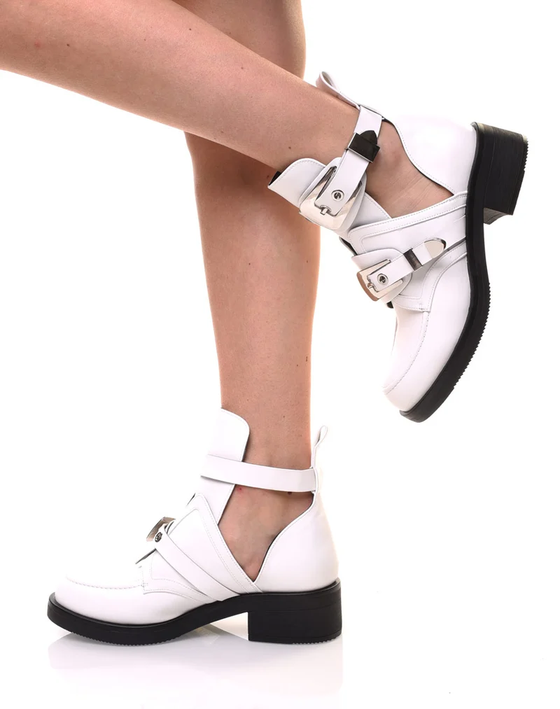 Bottines blanches plates ajourées avec sangles