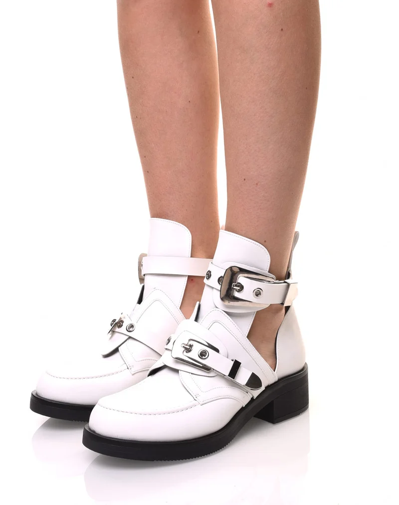 Bottines blanches plates ajourées avec sangles