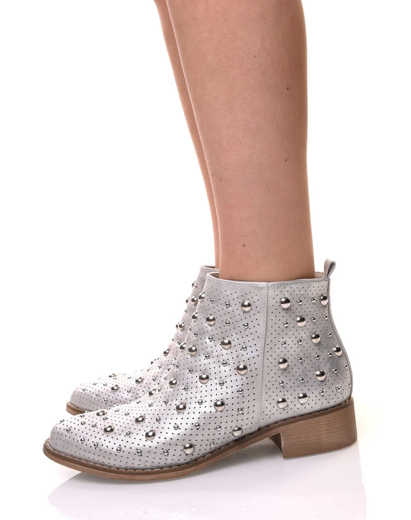 Bottines argentées entièrement cloutées et perforées