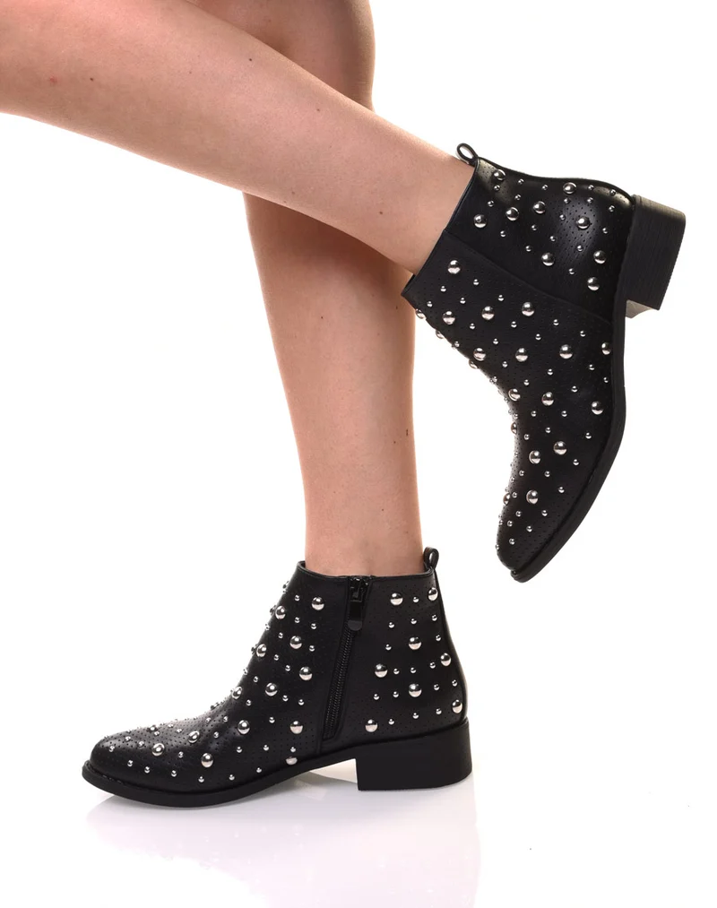 Bottines noires entièrement cloutées et perforées
