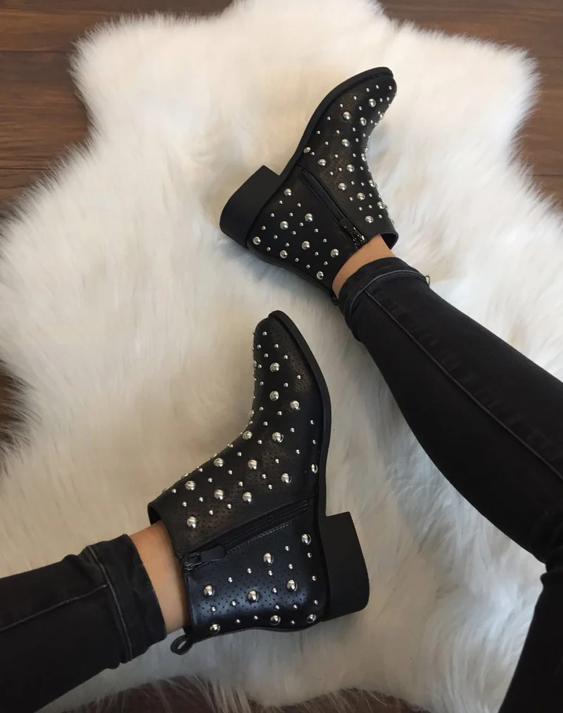 Bottines noires entièrement cloutées et perforées