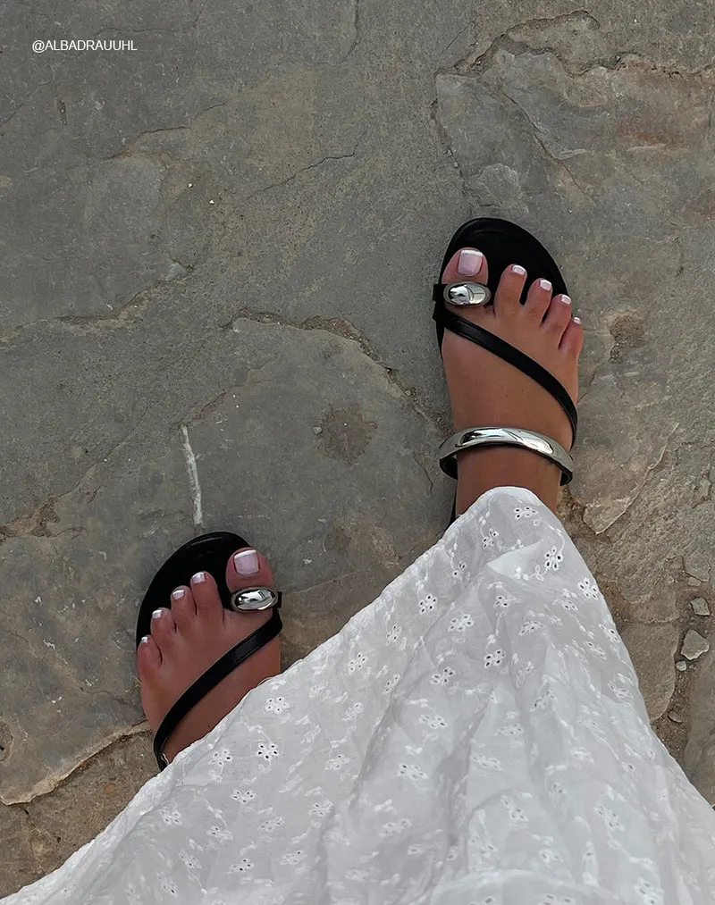 Mules femme noires plates élégantes avec brides fines et bijoux argentés