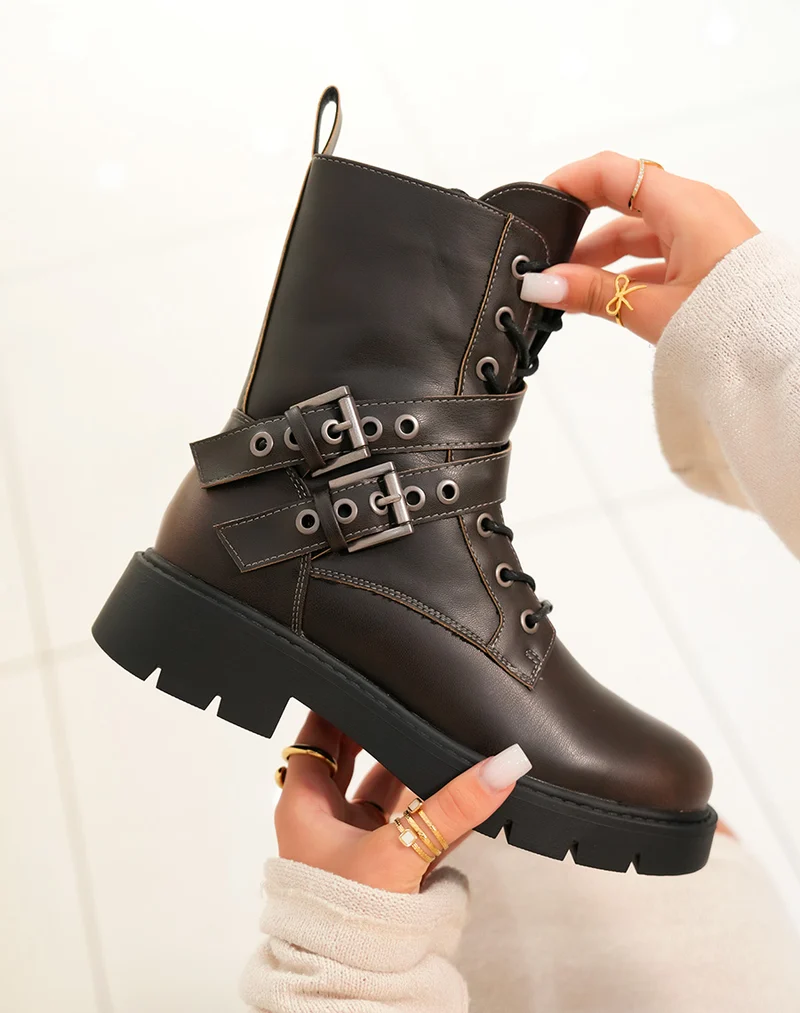 Bottines femme marron à lacets avec sangles argentées et semelle crantée