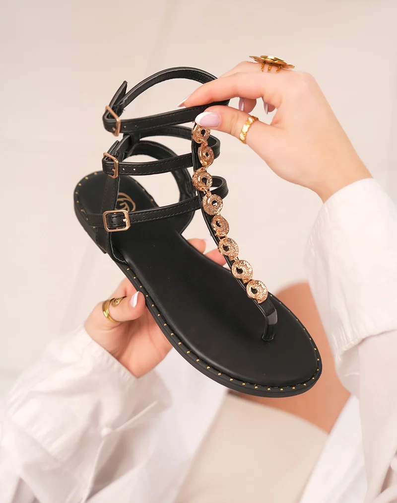 Sandales femme noires tendance à entre-doigt avec brides et coquillages dorés