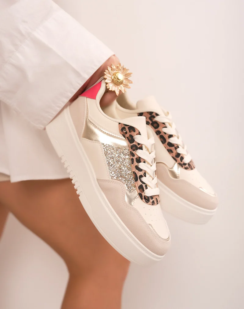Baskets femme beiges et léopard tendance avec paillettes dorées et détail rose fluo