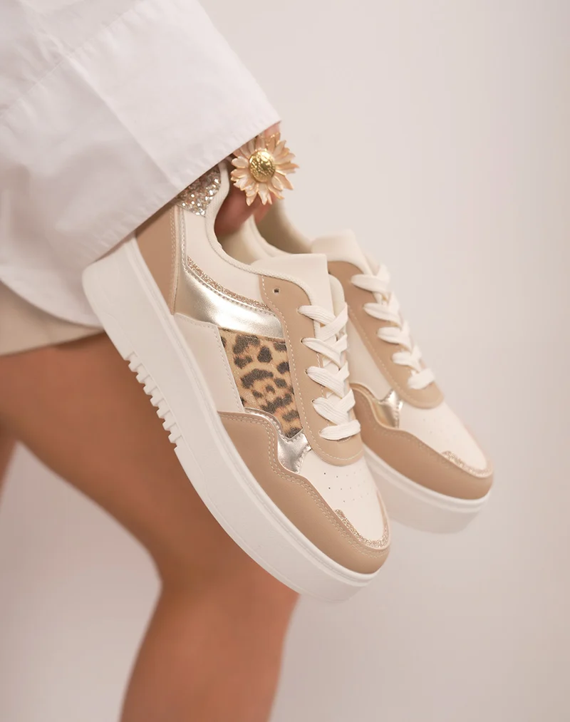 Baskets femme beiges et taupe tendance avec détails dorés, paillettes et imprimé léopard