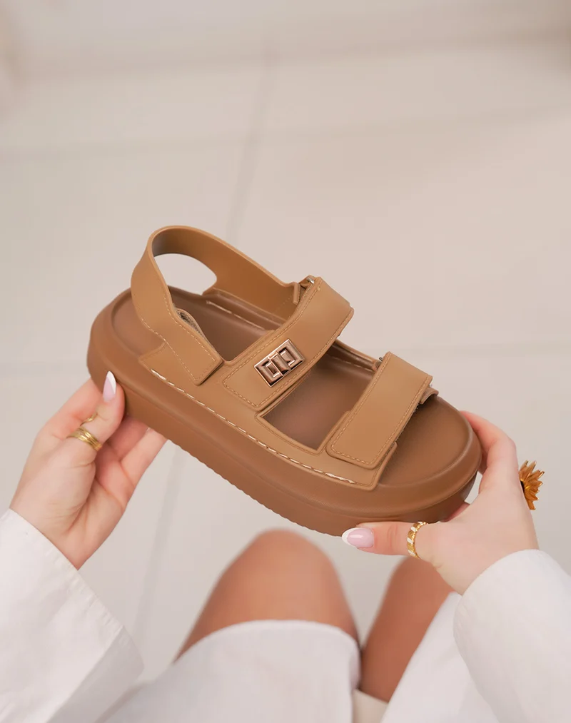 Sandales femme marron clair tendance à grosse semelle avec brides à scratch