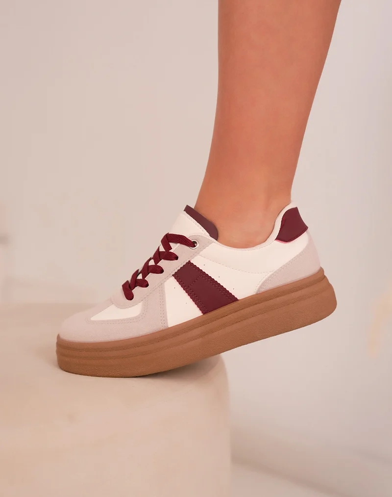 Baskets femme beiges à plateforme camel tendance avec lacets bordeaux et détails suédine