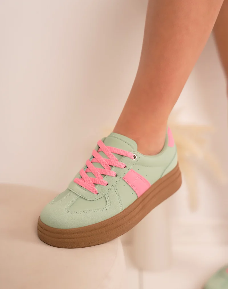 Baskets femme vertes tendance à triple plate-forme camel et détails rose pastel