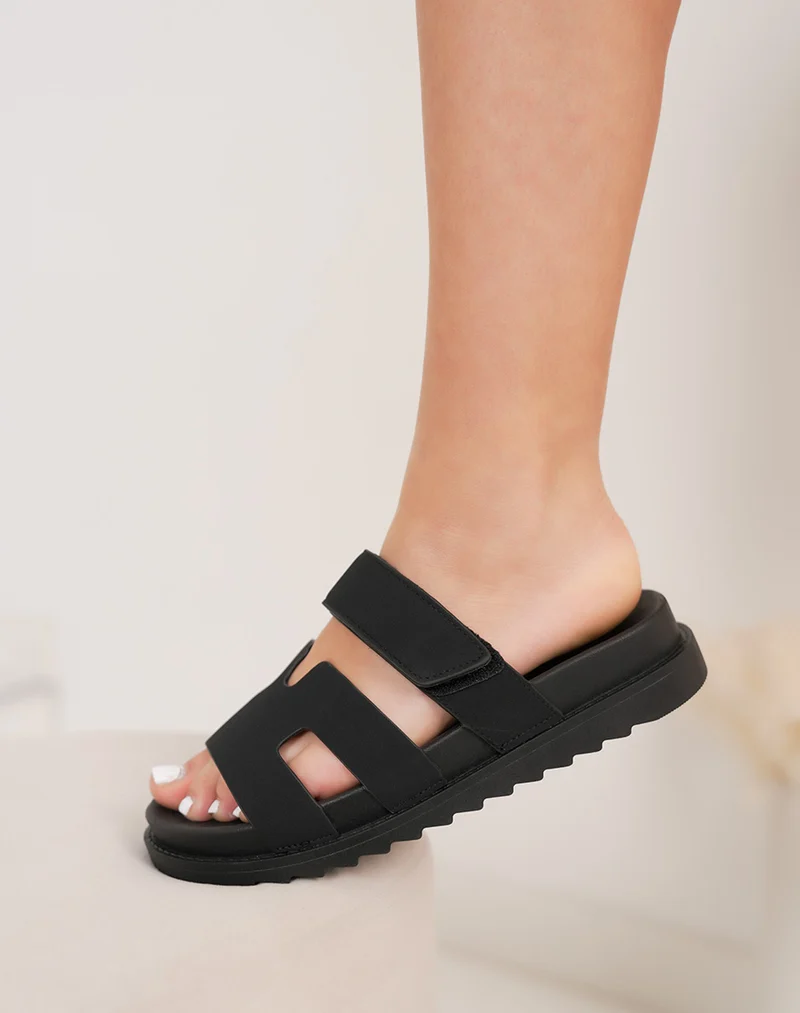 Mules femme noires tendance avec bride en H et scratch réglable