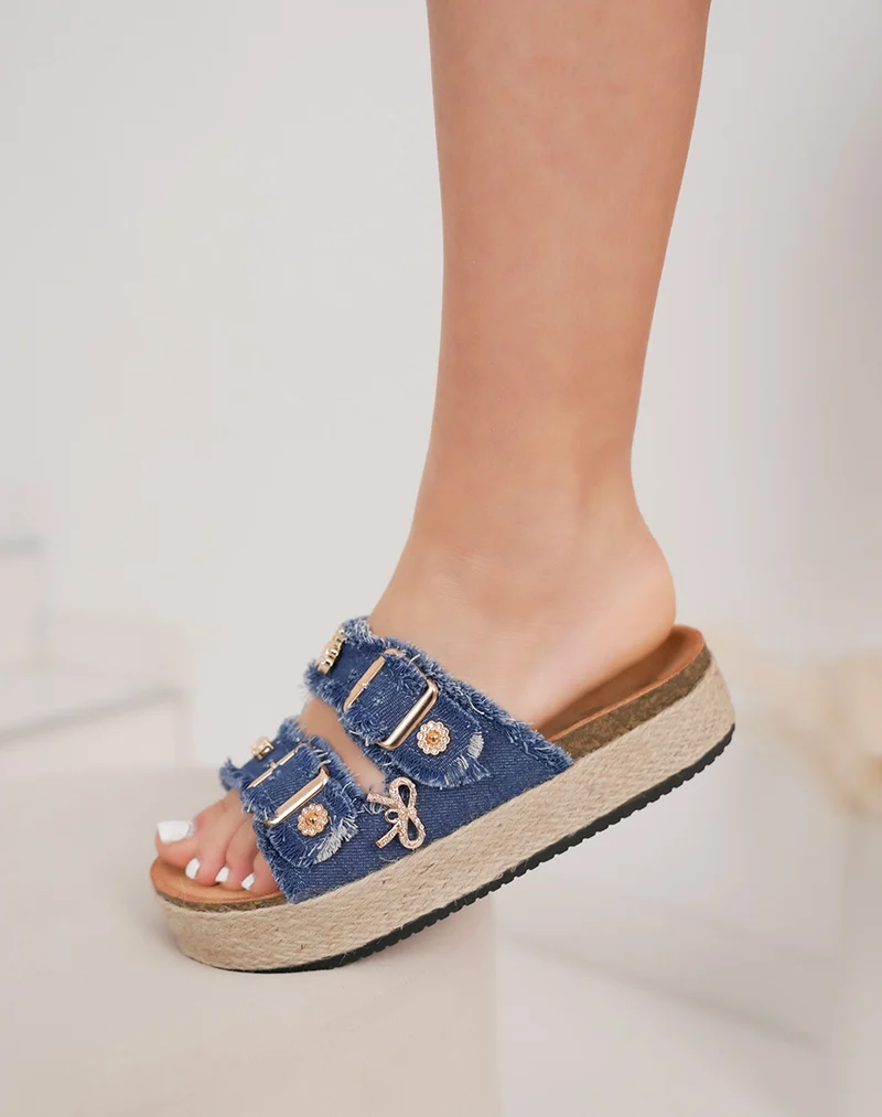 Mules femme bleu foncé effet jean élégantes avec bijoux dorés et plateforme tissée