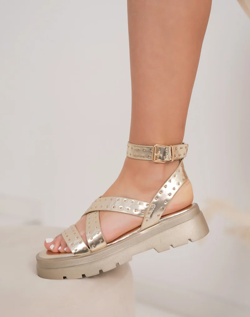 Sandales femme dorées tendance avec semelle épaisse crantée et brides cloutées