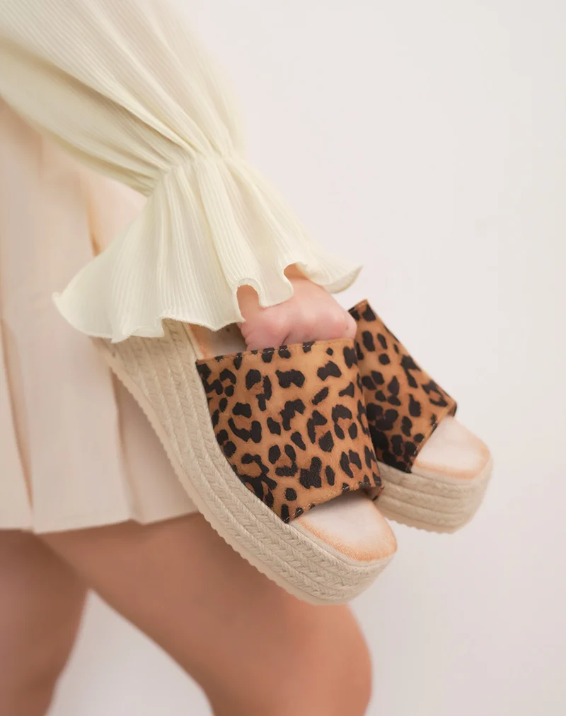 Mules compensées femme léopard avec semelle corde tressée tendance
