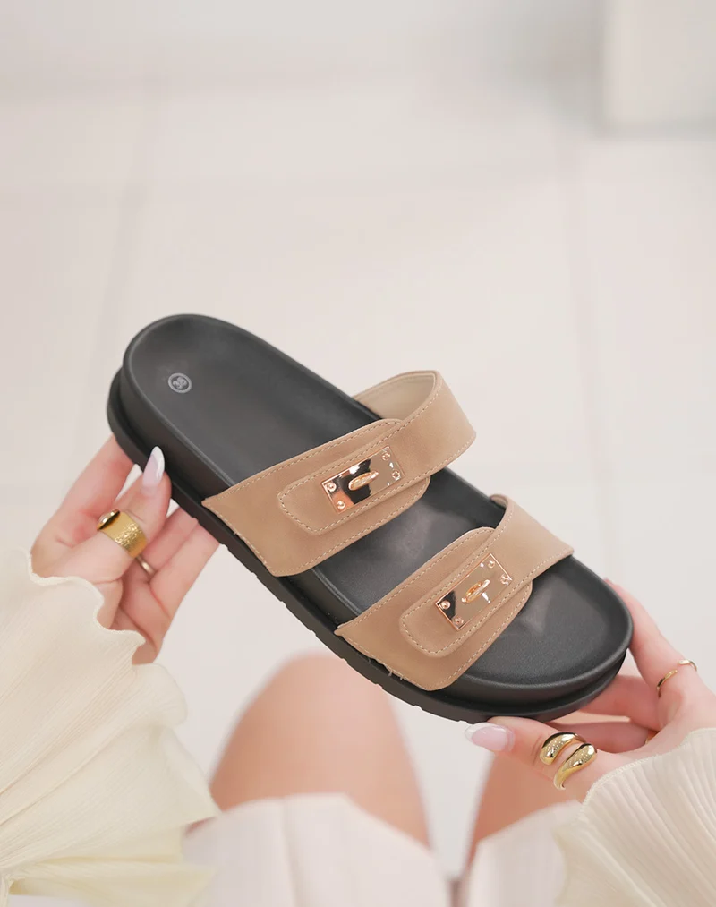Mules femme kaki à 2 brides avec bijoux dorés et semelle plate