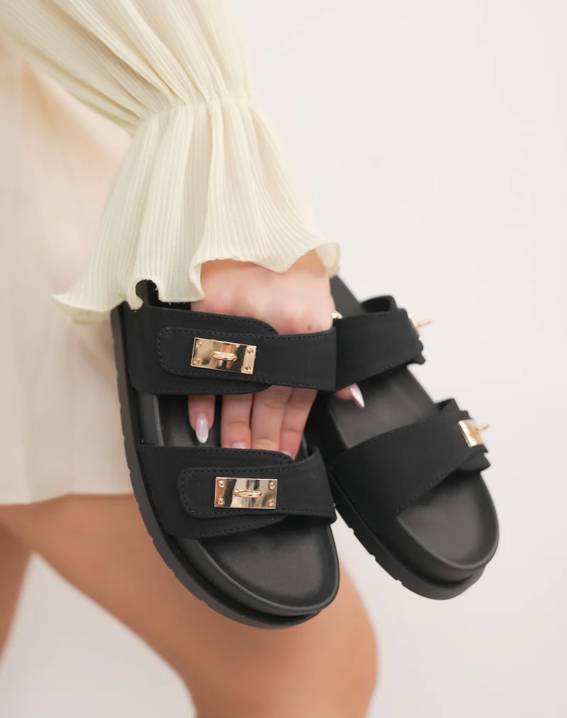 Mules femme noires à 2 brides avec bijoux dorés et semelle plate
