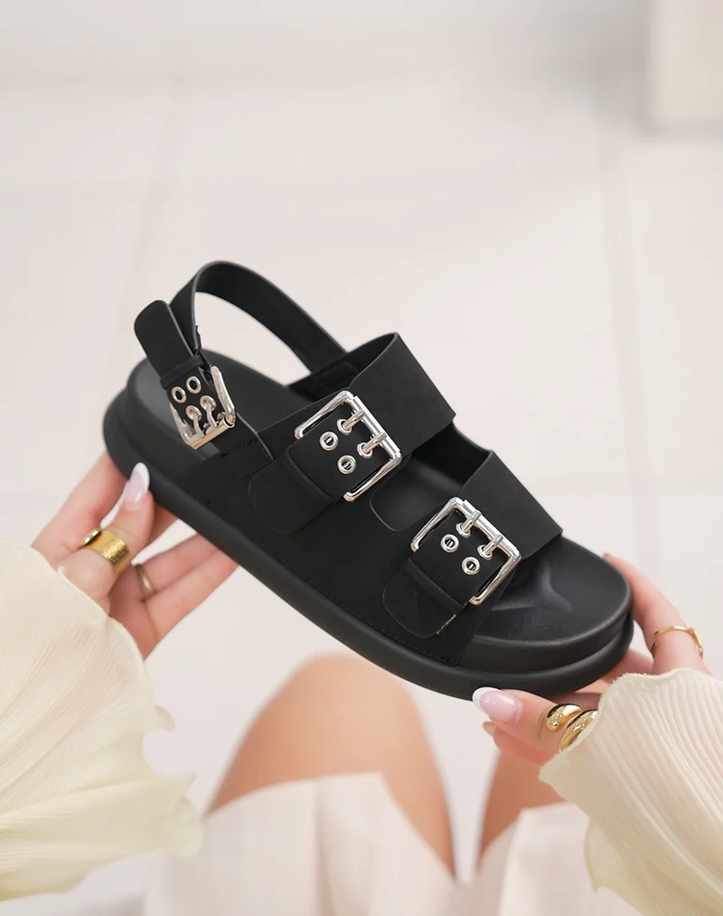 Mules femme noires à 3 brides ajustables avec boucles argentées