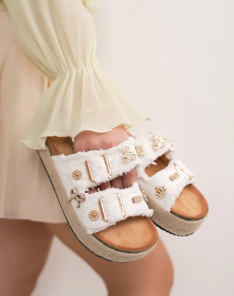 Mules femme blanches effet jean avec strass dorés et semelle tressée
