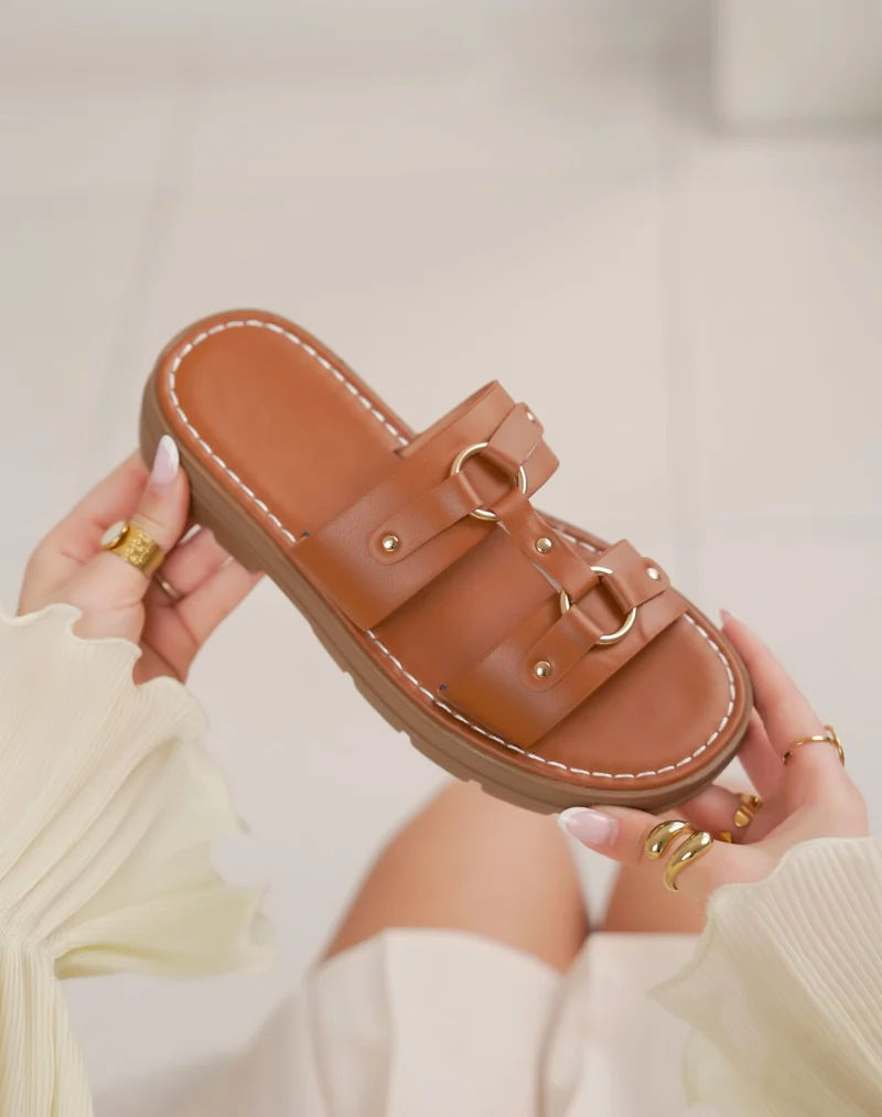 Mules femme camel à double brides et anneaux dorés – semelle crantée