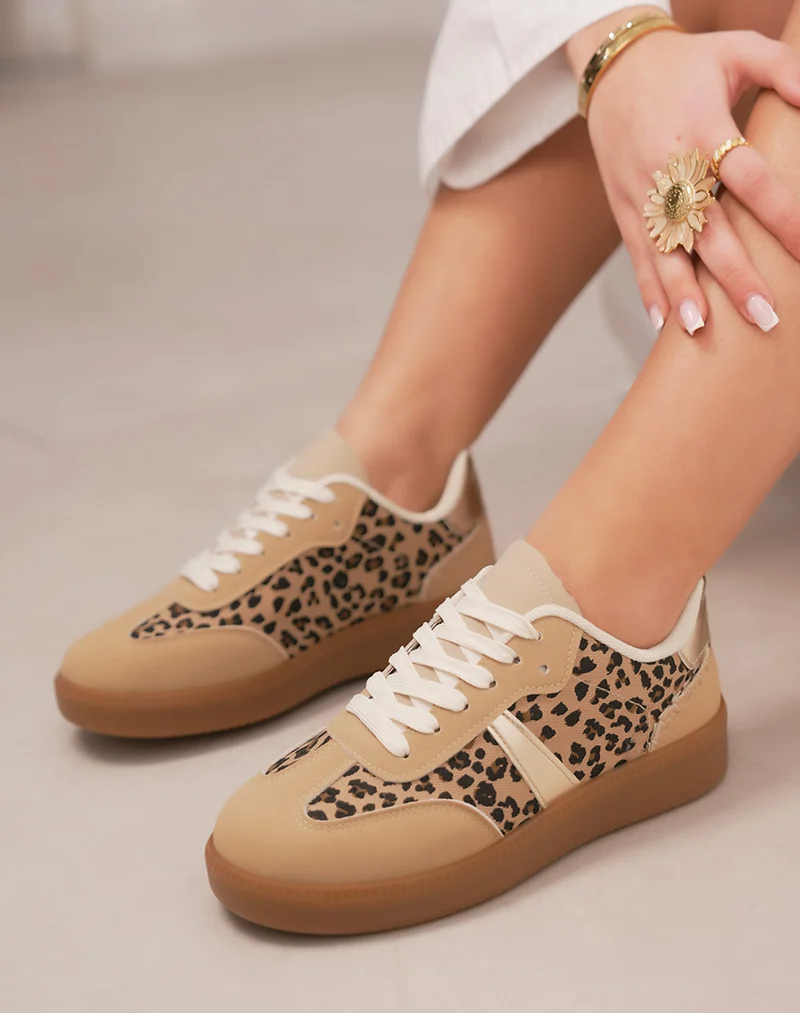 Basket femme taupe et léopard en peau de pêche avec détails dorés et semelle plate