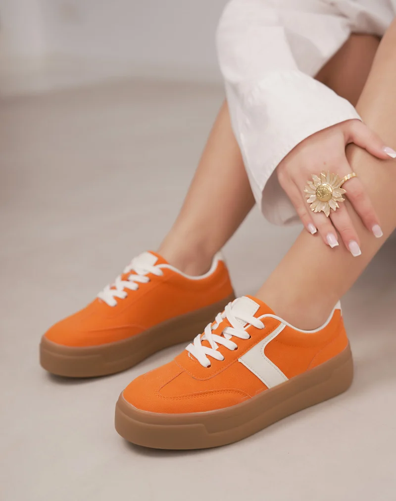 Basket femme orange en peau de pêche à triple plate-forme marron et détails blancs