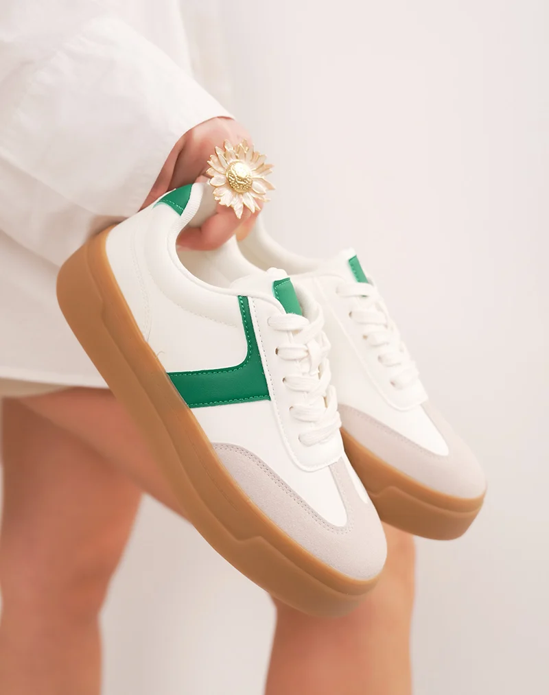 Basket femme blanche à détails vert sapin et triple plate-forme marron