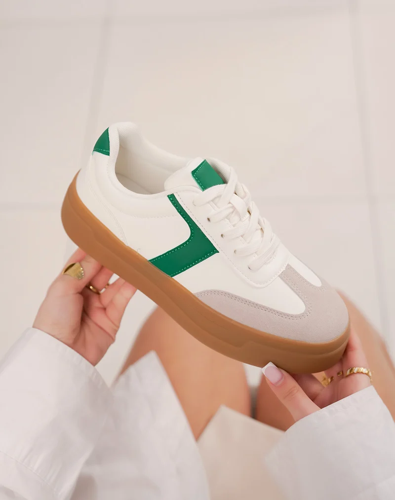 Basket femme blanche à détails vert sapin et triple plate-forme marron