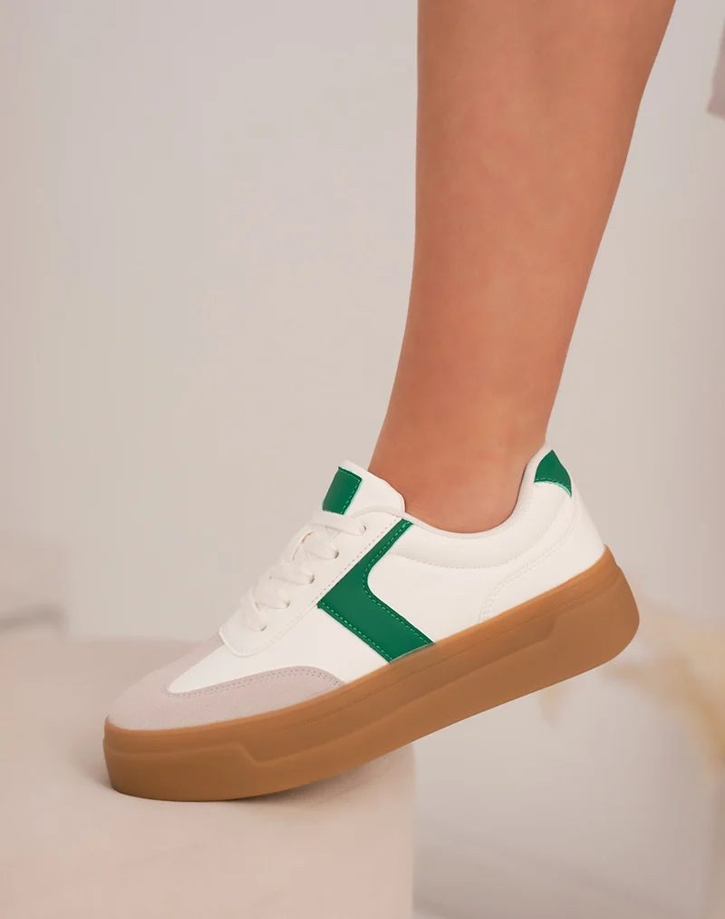 Basket femme blanche à détails vert sapin et triple plate-forme marron
