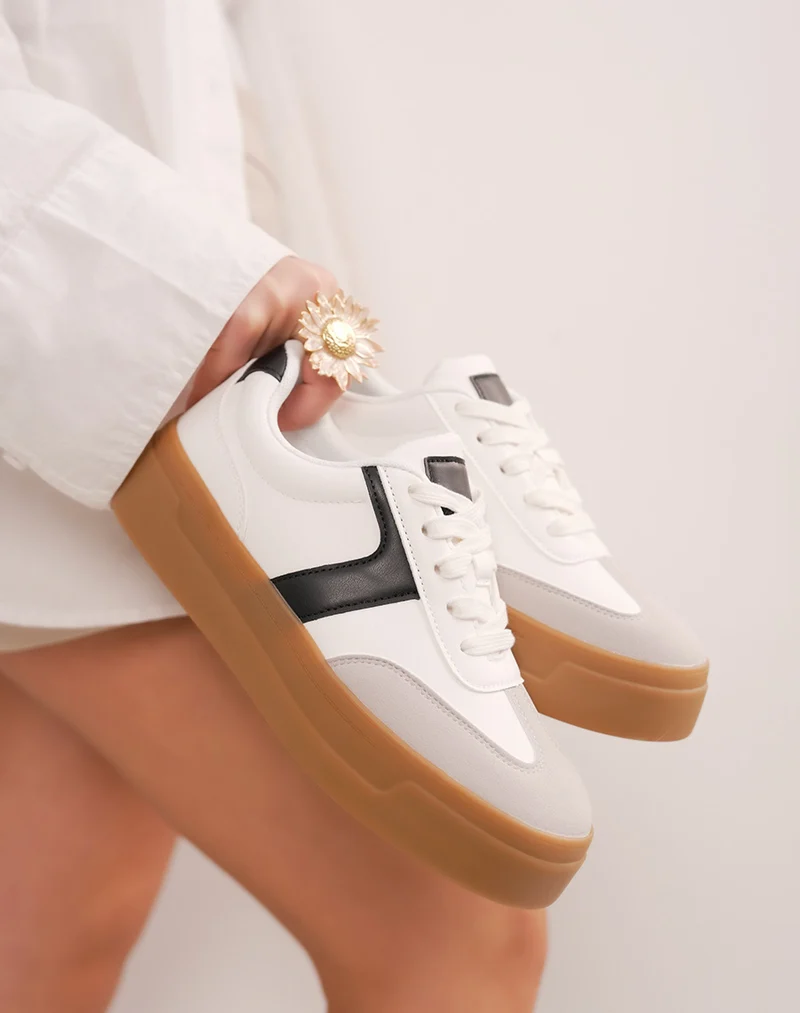 Basket femme blanche tendance à triple plate-forme marron et détails suédine