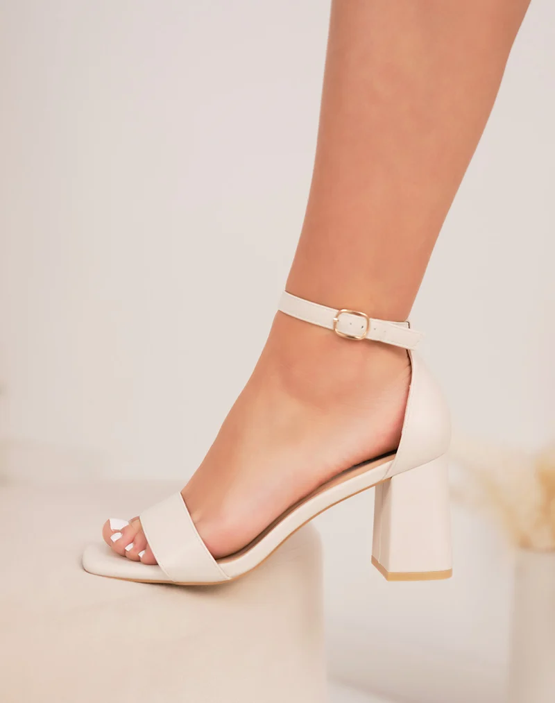 Sandales femme écru élégantes à petit talon et bout carré