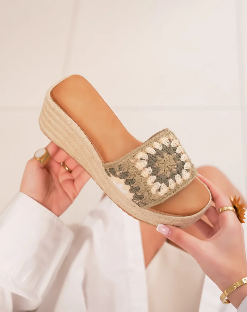 Mules compensées femme kaki et beige élégantes à motif tricoté