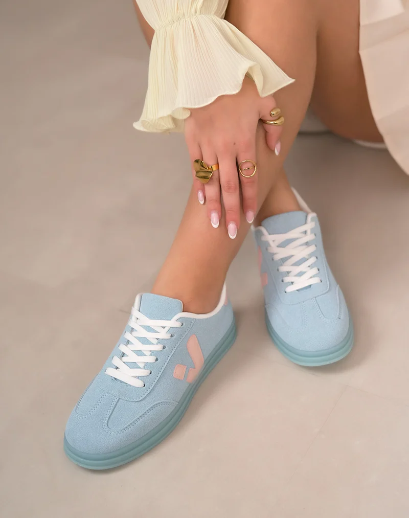 Basket femme bleu clair tendance en suédine avec détails rose pâle