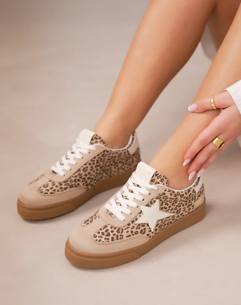Baskets femme léopard en suédine beige tendance avec étoile blanche